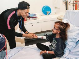 Kylian Mbappé conforta a una niña de un hospital parisino, en una actividad del PSG. El astro galo apenas cumplió 20 años y acumula marcas al por mayor. EFE