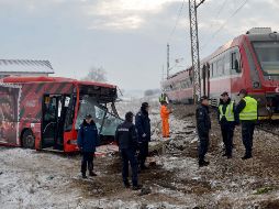 Dos adultos y un menor fallecieron en el lugar del accidente, mientras otros dos en el centro clínico de Nis, en donde fueron hospitalizados los 30 lesionados, 10 de los cuales se encuentran en estado crítico; aún se desconocen las causas del accidente. AFP
