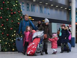 La crisis está afectando vuelos en Gran Bretaña, Europa continental y otros lugares; pasajeros se quejan por tener que esperar a la mitad del frío. EFE / F. Arrizabalaga