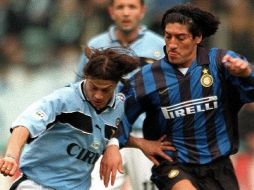 Almeyda (I) ganó un título de Liga, dos Copas y una Supercopa durante su paso por la Lazio. AFP/ARCHIVO