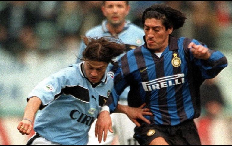 Almeyda (I) ganó un título de Liga, dos Copas y una Supercopa durante su paso por la Lazio. AFP/ARCHIVO