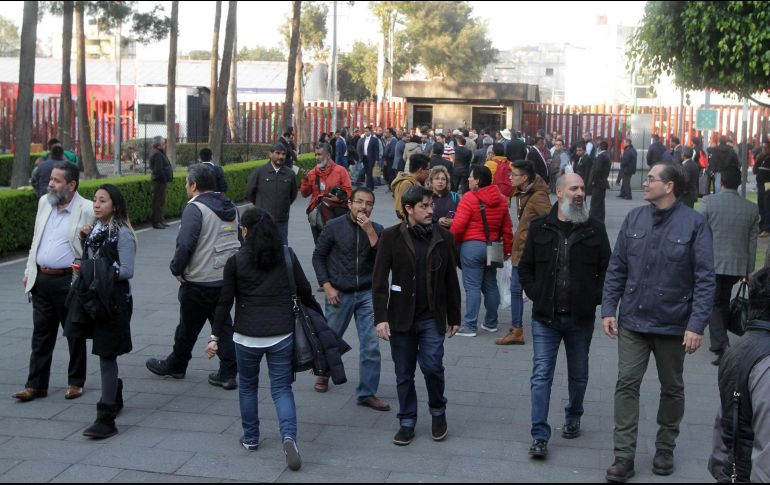 Ya se cumplen 10 horas de que fue cercada la Cámara de Diputados, sin que se llegue a algún acuerdo. NTX/G. Durán