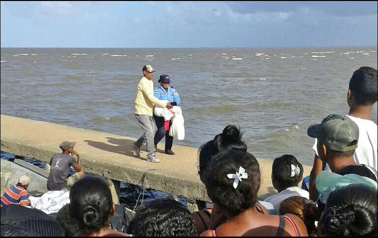 La embarcación zozobró debido a un fuerte oleaje registrado entre Mapawi y Yahurabila, a inmediaciones de la laguna de Caratasca. TWITTER/@RedInformativaH