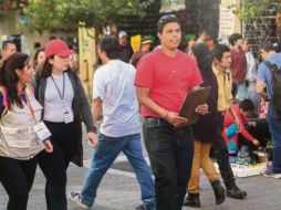 Como sucedió en administraciones pasadas, los inspectores del Ayuntamiento de Guadalajara recorren el Centro histórico mientras los comerciantes se “instalan” sobre los andadores sin ser molestados. EL INFORMADOR / G. Gallo