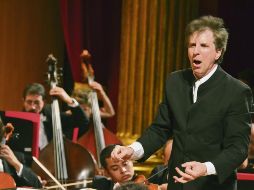 El Maestro Marco Parisotto dirigiendo a la OFJ con una pieza de Rachmaninov. EL INFORMADOR / F. Atilano