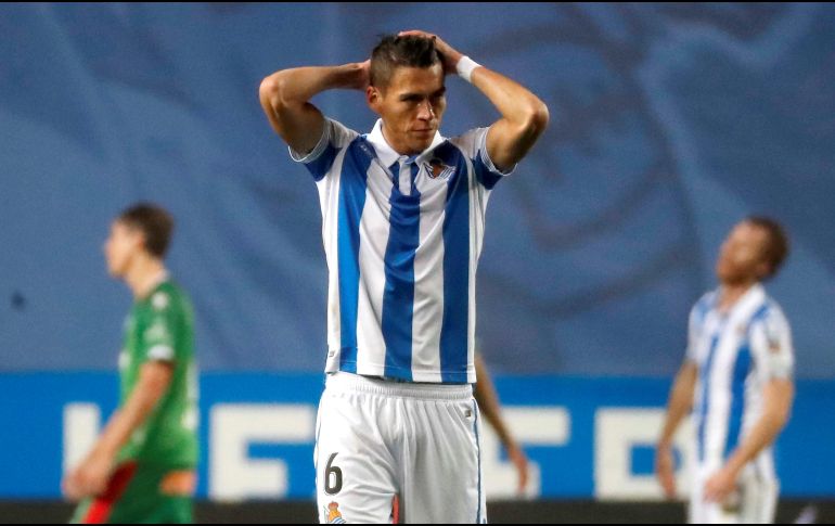 El mexicano Héctor Moreno se lamenta tras la caída de su equipo, la Real Sociedad, ante el Alavés, en lo que fue el último partido antes de la pausa de fin de año. EFE.