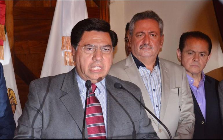 Jesús Reyna García (i) informa que estos días inmediatos se dedicará a hacer cosas personales con su familia; 