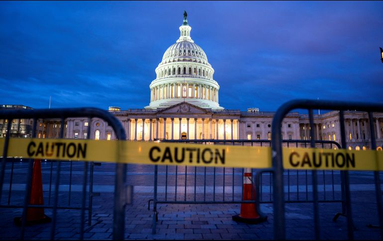 El cierre administrativo afecta a 800 mil de los 2.1 millones de trabajadores federales de EU. EFE/J. Scalzo