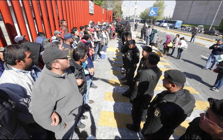 La Cámara de Diputados está bloqueada desde la mañana de ayer viernes debido a la protesta que realizan distintas organizaciones campesinas para exigir recursos para la agricultura. SUN / L. Cortés