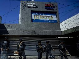 Miembros de la policía antidisturbios vigilan las instalaciones del canal 100% Noticias. EFE / J. Torres