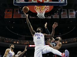 Joel Embiid encabezó el ataque de los 76ers, que se acercan a los Raptors en la lucha por la División Atlántico de la Conferencia del Este en la NBA. AP/M. Slocum