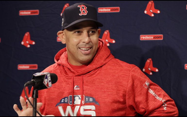 Cora ganó la distinción por liderar a los Medias Rojas al título y ser también el primer manager minoritario que lo conseguía en la historia del equipo de Boston. AP/Archivo