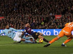 Néstor Araujo se barre para quitarle el balón a Lionel Messi. EFE/E. Fontcuberta