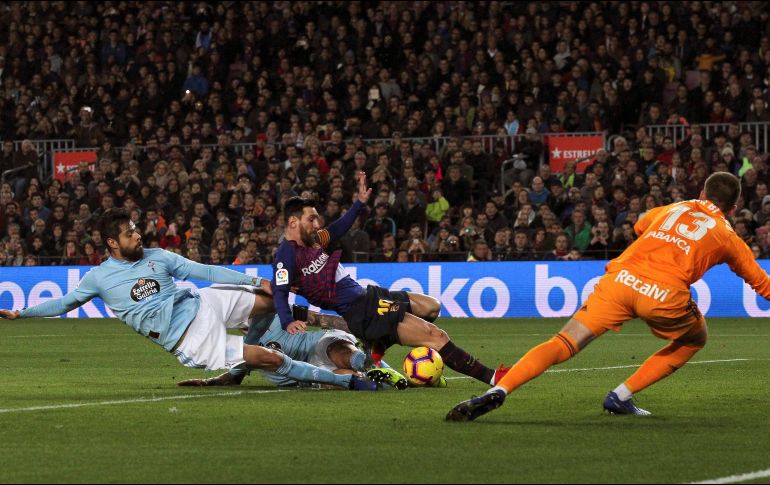 Néstor Araujo se barre para quitarle el balón a Lionel Messi. EFE/E. Fontcuberta