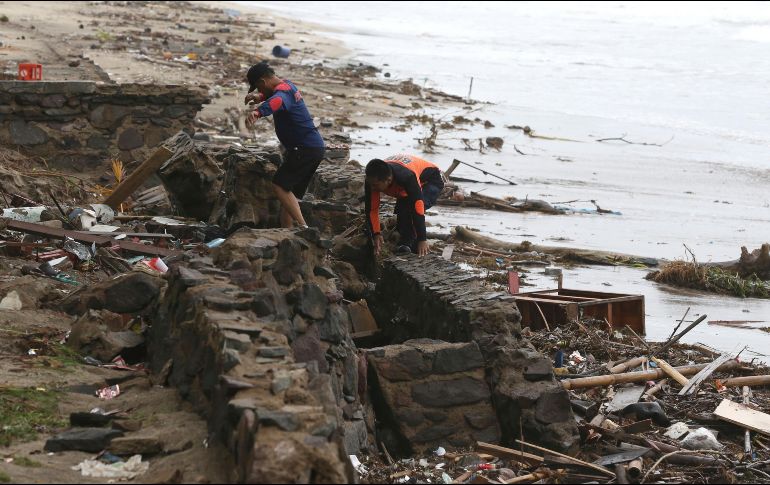 Autoridades de Indonesia ha indicado que las fuertes olas no fueron causadas por un terremoto, sino que posiblemente habrían sido el resultado de la actividad volcánica en el monte Anak Krakatoa. AP / A. Ibrahim