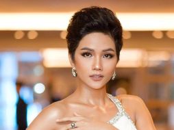 La modelo es voluntaria en varias organizaciones de su país para brindar educación a niñas, niños y adolescentes; su popularidad creció considerablemente luego de quedar en entre las cinco mujeres más bellas del mundo. TWITTER / @HHenNie92