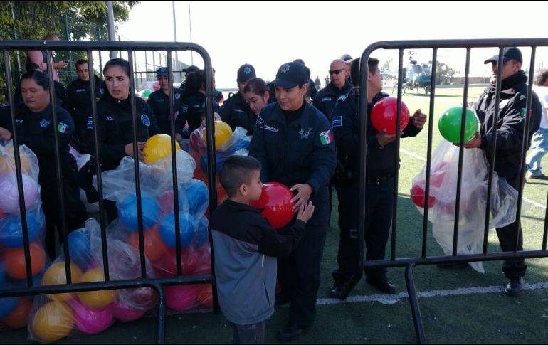 Policías de Zapopan regalan juguetes a niños en colonia Villas de Guadalupe