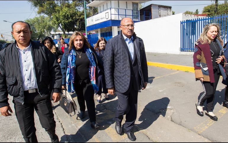 El coordinador del grupo parlamentario del PRI, René Juárez ingresa junto a los demás legisladores a las instalaciones de San Lázaro. NTX / J. Pazos