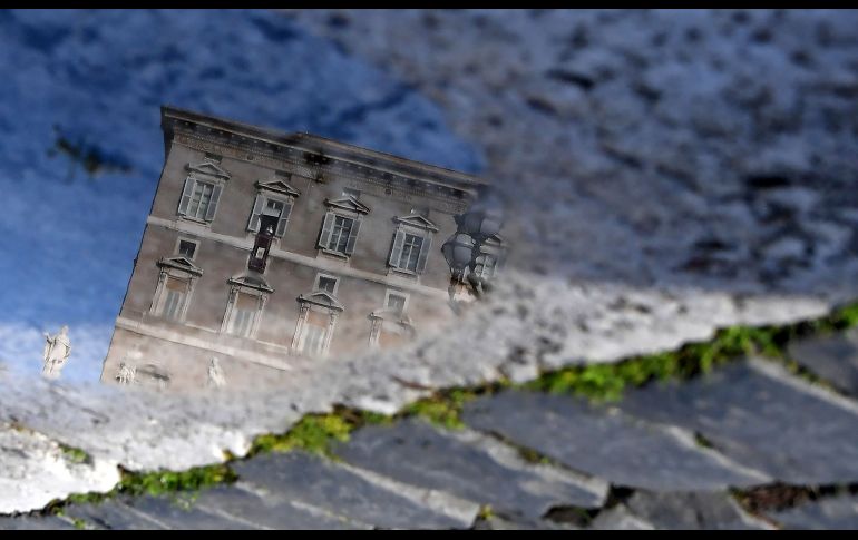 El palacio apostólico se refleja en un charco durante la oración del Ángelus del Papa Francisco en la plaza de San Pedro, en el Vaticano. AFP/T. Fabi