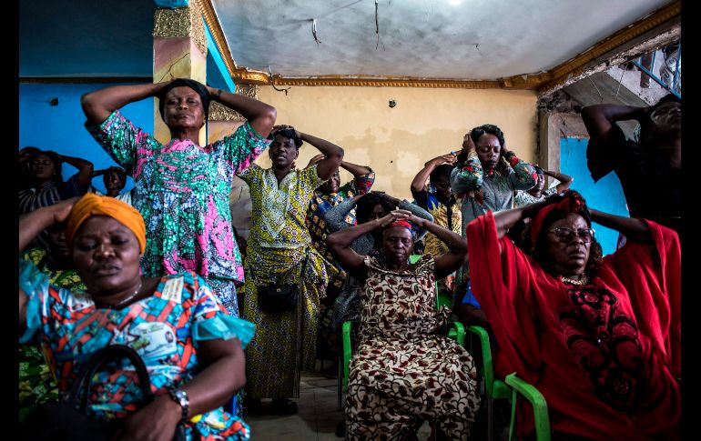 Fieles oran en el servicio dominical en el templo del reverendo Gode Mpoy en Kinshasa, República Democrática del Congo. AFP/J. Wessels