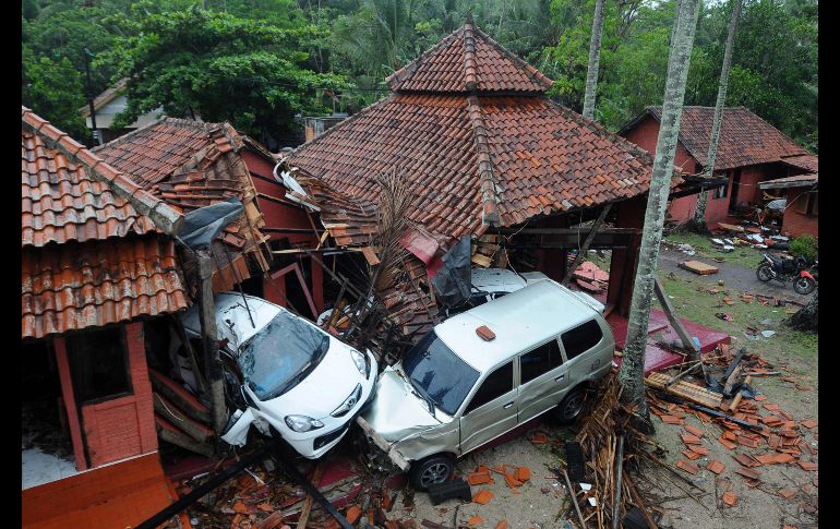 Autos y casas afectados en Anyer.