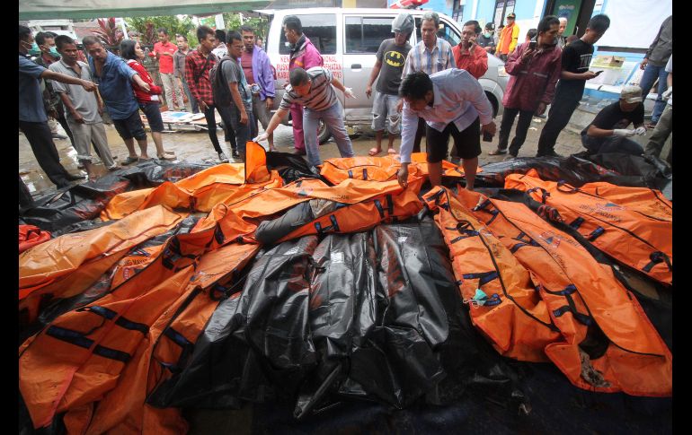 Rescatistas colocan cadáveres recuperados en una morgue improvisada en Carita.