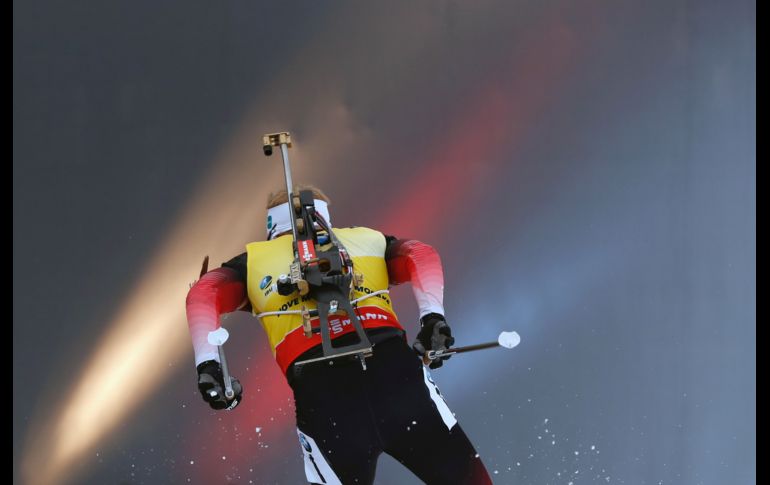 El noruego Johannes Thingnes Boe compite en la Copa Mundial de biatlón masculino en Nove Mesto na Morave, en la República Checa. AP/P. Josek