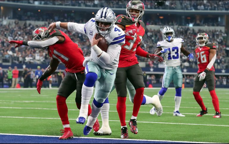 Dak Prescott lanzó dos pases de touchdown y Jaylon Smith devolvió 69 yardas un balón suelto para anotación. AFP / T. Pennington