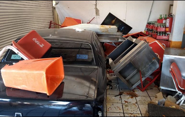 A pesar de que el local aún no se encontraba abierto al público, dentro de él había personal laborando. ESPECIAL / Bomberos de Guadalajara