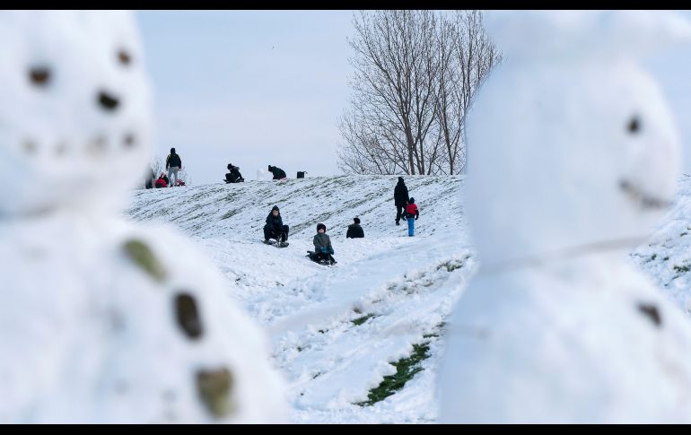 Familias con niños en trineos juegan en la nieve en Malmo, al sur de Suecia. EFE/J. Nilsson