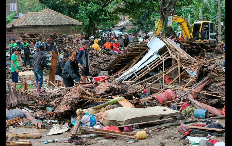 Un habitante camina entre los escombros en Carita, Indonesia, luego del tsunami que golpeó anoche el litoral del Estrecho de Sonda, entre las islas indonesias de Java y Sumatra. AP/D. Triyuli Handoko
