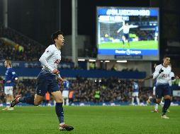 Son Heung-min marcó un gol en cada tiempo para los Spurs. AFP/O. Scarff