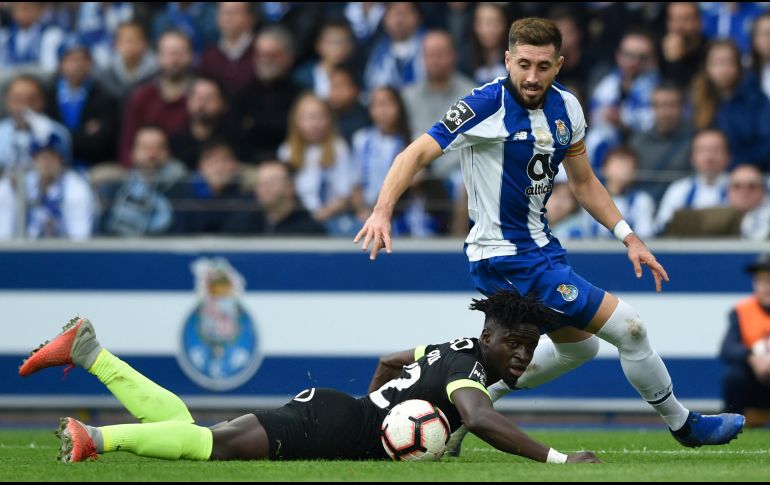 Héctor Herrera sigue el balón una vez que su rival —Eliseu Nadjack— ha caído en la disputa. AFP/M. Riopa