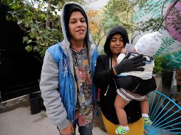 Christian, guatemalteco de 19 años, ha sido deportado de EU tres veces. Buscaba cruzar con la caravana que llegó a Tijuana, pero él y su esposa Vanesa, hondureña, se quedaron en Jalisco cuando su bebé enfermó. EL INFORMADOR/F. Atilano
