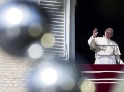 En estas fechas, a todas las personas que encuentra el líder católico les entrega como recuerdo un rosario y esta felicitación. EFE / A. Carconi