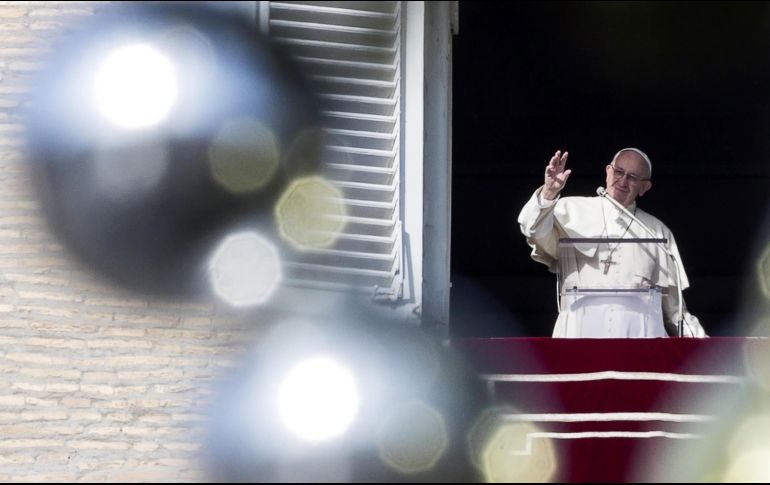 En estas fechas, a todas las personas que encuentra el líder católico les entrega como recuerdo un rosario y esta felicitación. EFE / A. Carconi