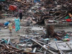 Los equipos de salvamento continúan con las labores de búsqueda con el objetivo de encontrar posibles supervivientes entre los escombros dejados por el tsunami. EFE / T. Lesung