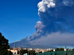 La actividad sísmica es acompañada por un gradual incremento de emisiones de gas por parte del volcán y que en torno al mediodía inicia una erupción con un intenso y continuo penacho de cenizas oscuras. AP / O. Scardino