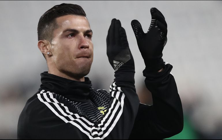 El jugador de la Juve estuvo hablando con los niños, les entregó unos regalos y se tomó fotos con ellos y sus familias. AFP / ARCHIVO