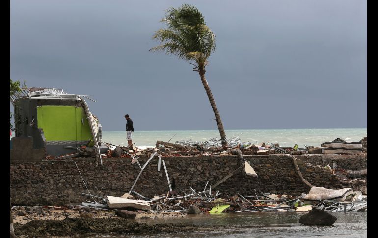 Un hombre se para entre los escombros ocasionados por el tsunami del sábado en la playa de Carita, Indonesia. AP/T. Syuflana