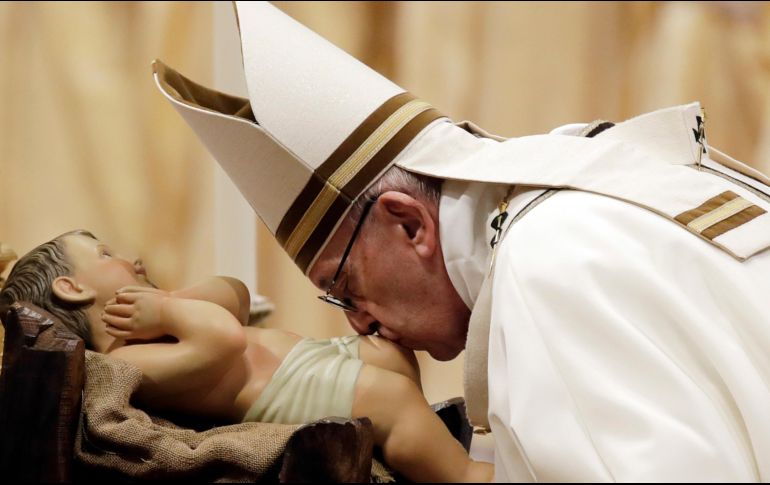 La celebración en la Basílica de San Pedro inició con la develación de una figura del Niño Jesús. AP/A. Tarantino
