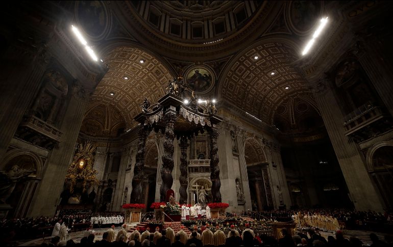 La celebración en la Basílica de San Pedro inició con la develación de una figura del Niño Jesús. AP/A. Tarantino