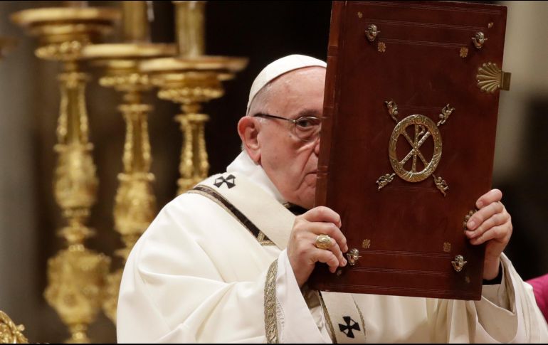 La celebración en la Basílica de San Pedro inició con la develación de una figura del Niño Jesús. AP/A. Tarantino