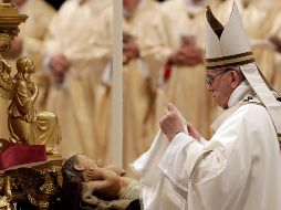 La celebración en la Basílica de San Pedro inició con la develación de una figura del Niño Jesús. AP/A. Tarantino