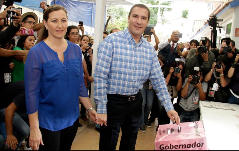 La aeronave en la que viajaban ambos políticos se desplomó en un campo de cultivo en el municipio de Coronango. NTX/ARCHIVO