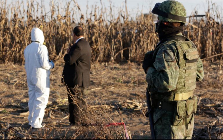 Elementos de corporaciones de los tres órdenes de gobierno cercan el área donde se impactó la aeronave. NTX/C. Pacheco