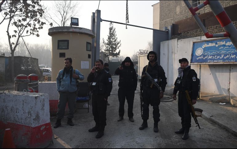 Un insurgente suicida se inmoló con un coche bomba a la entrada del edificio para abrir paso a dos hombres armados que penetraron en el recinto. AFP/W. Kohsar