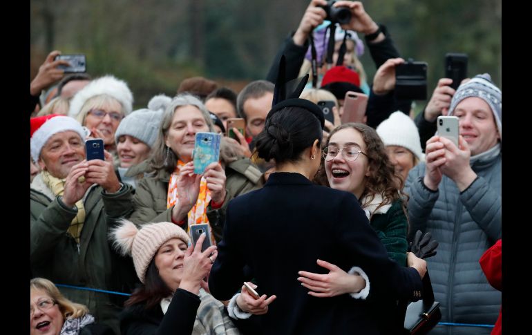 Meghan, duquesa de Sussex, saluda a personas congregadas afuera del templo de Santa María Magdalena en Norfolk, Inglaterra, tras asistir a una ceremonia navideña. AP/F. Augstein
