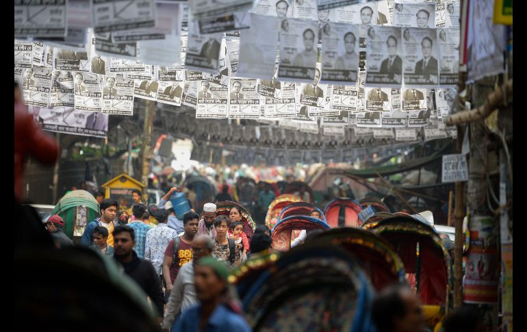 Pósters de candidatos cuelgan en una calle de Dacca, Bangladesh, previo a las elecciones generales del 30 de diciembre. AFP/M. Uz Zaman