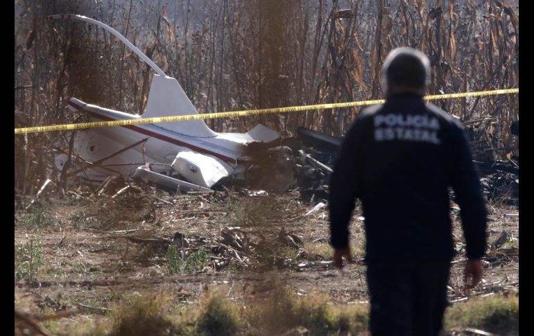 Elementos del Ejército resguardan la zona del accidente aeronáutico en el municipio de Coronango, Puebla, donde ayer murieron la gobernadora de Puebla, Martha Érika Alonso, y el senador Rafael Moreno Valle. NTX/C. Pacheco